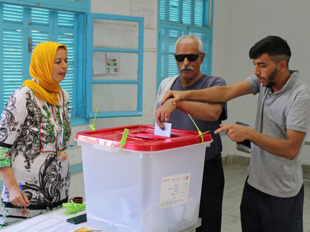 تسجيل مشاركة ضعيفة في الاستفتاء على الدستور التونسي وسط حركة مقاطعة واسعة