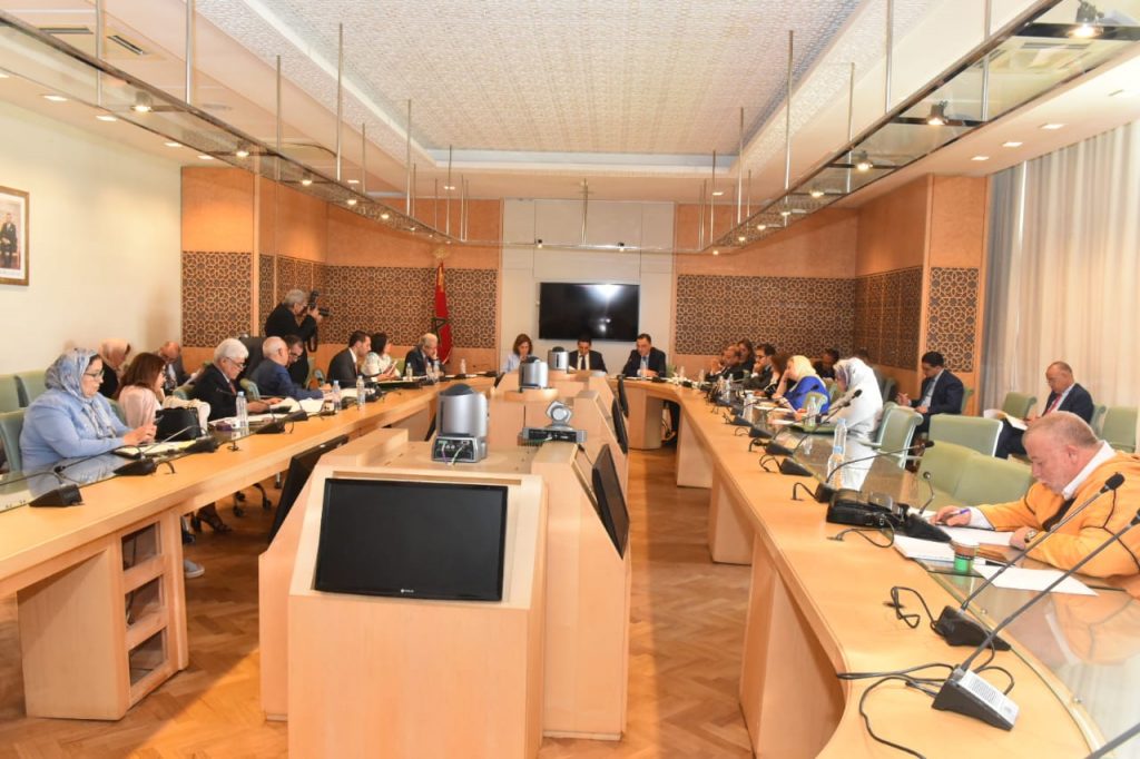 لجنة القطاعات الاجتماعية بمجلس النواب تصادق بالأغلبية على مقترح قانون يهدف إلى تعميم الاستفادة من الخدمات الاجتماعية