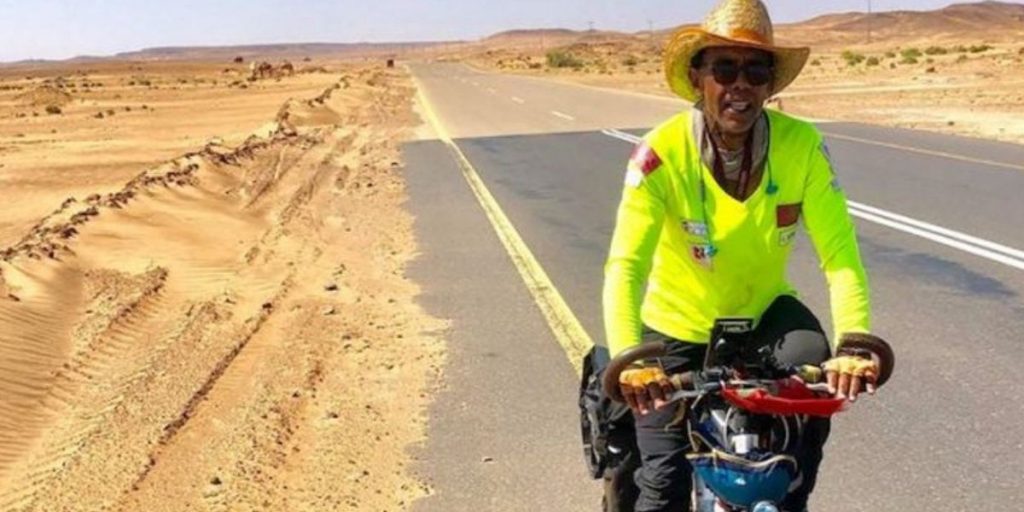 سفير المغرب بدكار يستقبل الدراج المغربي كريم موسطا