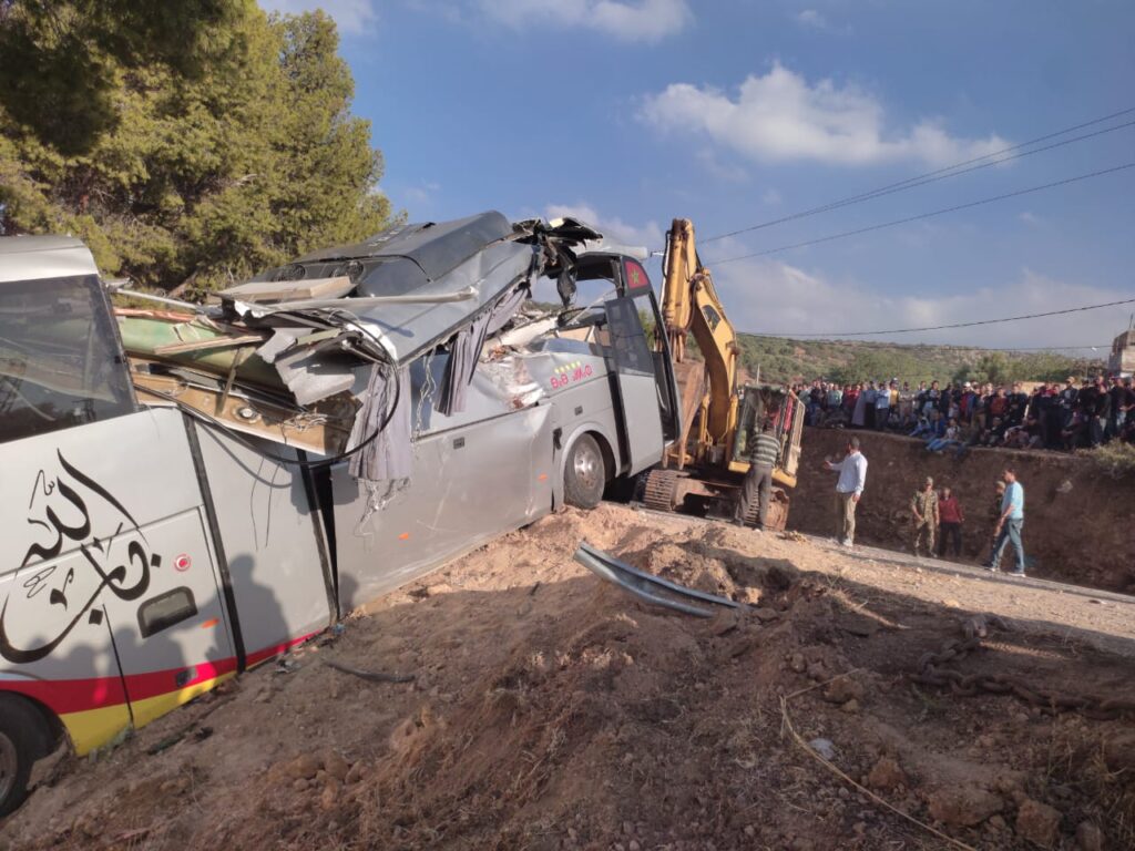 محاولة إخراج الحافلة المنقلبة بزاوية الشيخ تخنق حركة المرور بالمنطقة