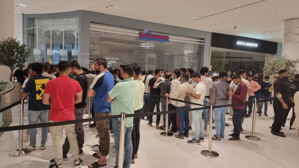 طوابير ممتدة لشراء آيفون 14 بمتاجر “دبي مول”