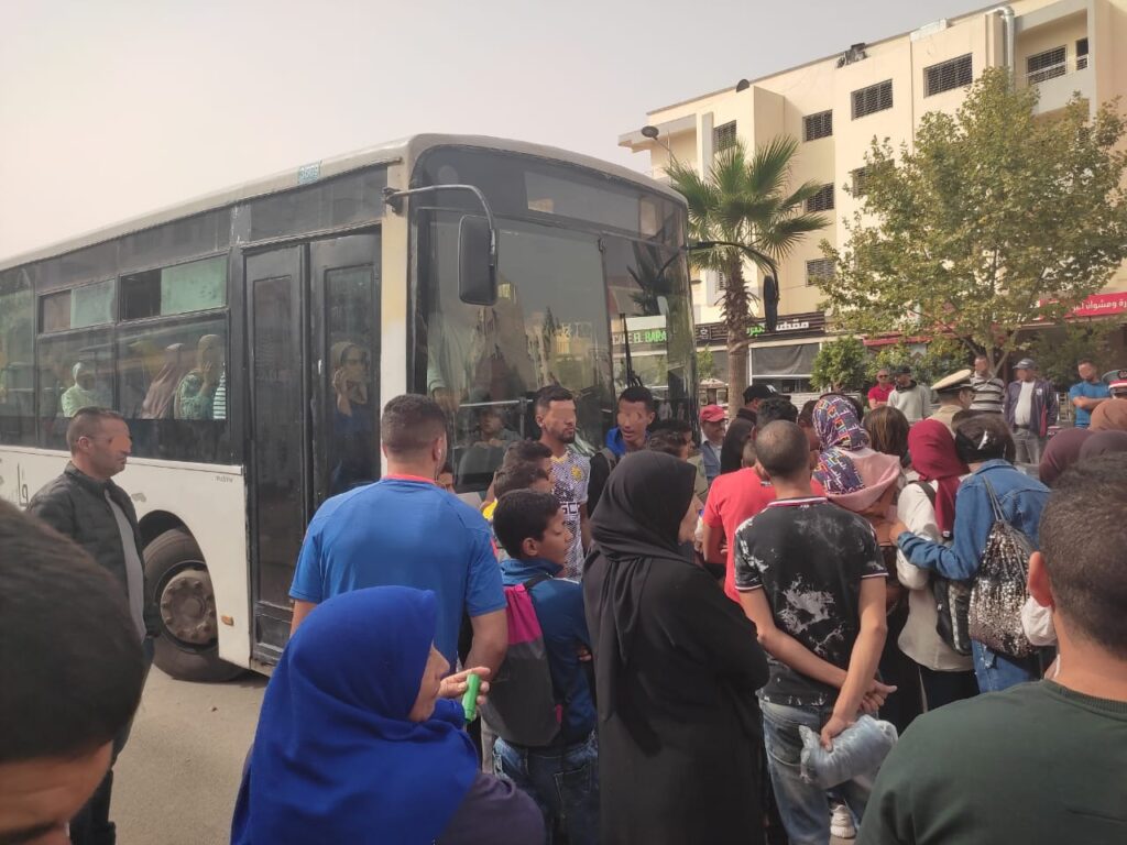 أزمة المواصلات بولاد الطيب تدفع الساكنة إلى الاحتجاج وقطع الطريق الرئيسية