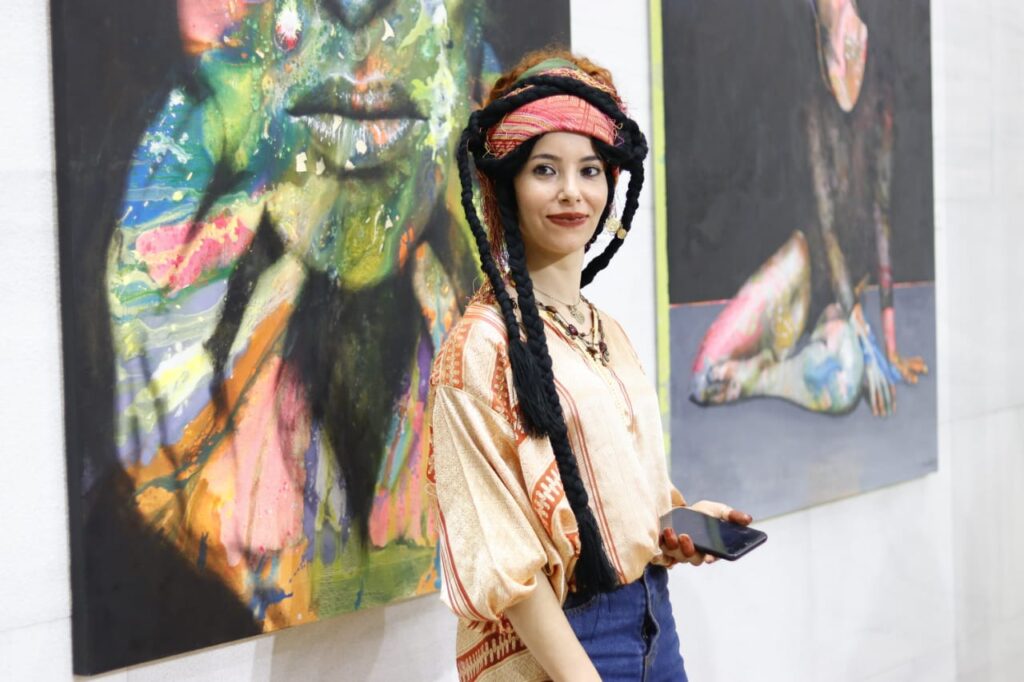أمال شريف… نموذج الفنانة التشكيلية الشابة المجددة في التراث الأمازيغي