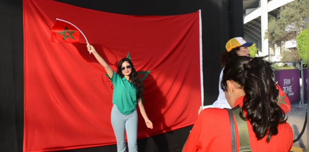 مباريات كأس العالم تجذب النساء في المقاهي والفضاءات العامة‬