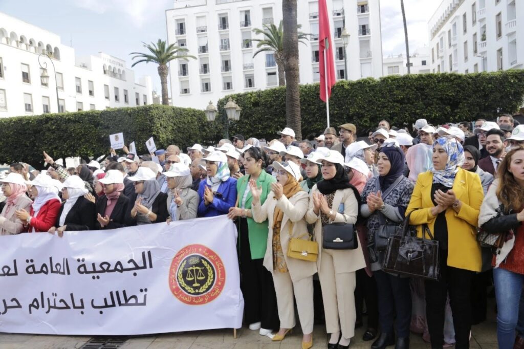 العدول يحتجون أمام البرلمان على “الإقصاء” من توثيق عقود السكن الاجتماعي