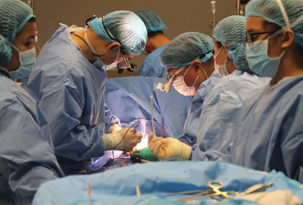 فريق طبي يجري بنجاح عملية استبدال مفصل كوع سيدة ستينية بمفصل اصطناعي