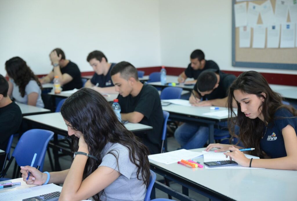 مؤسسة تعليمية تطرد التلاميذ بسبب واجبات الانخراط في جمعية الآباء