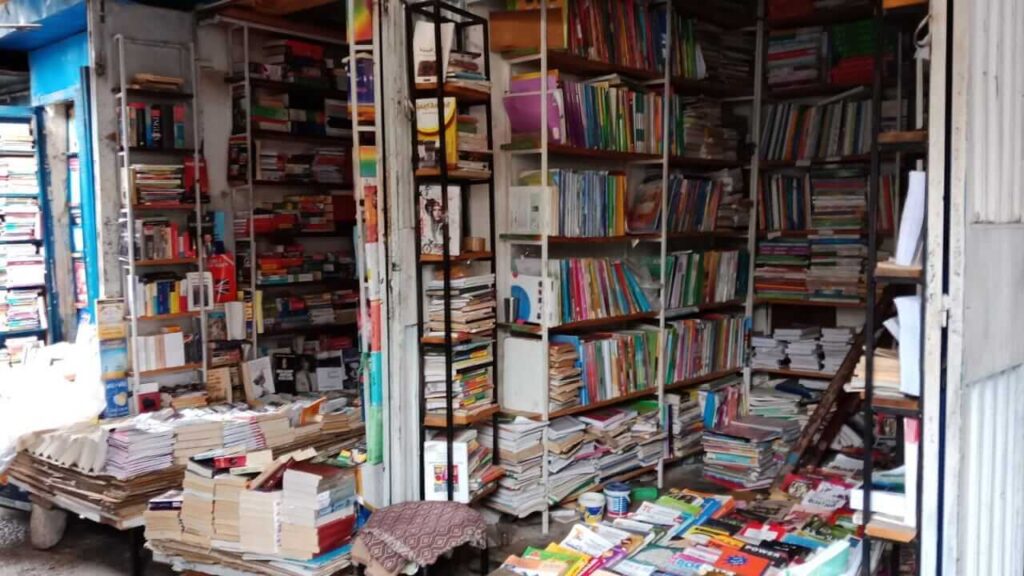 حفرة الكتب بفاس.. حيز مكاني ضيق بآفاق علمية رحبة