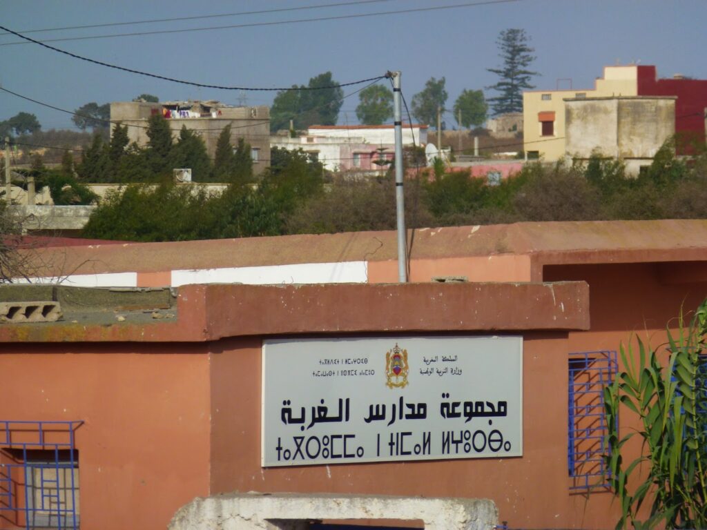 ساكنة الغربة بالجديدة تختنق بروائح مزبلة خلف المدرسة المركزية