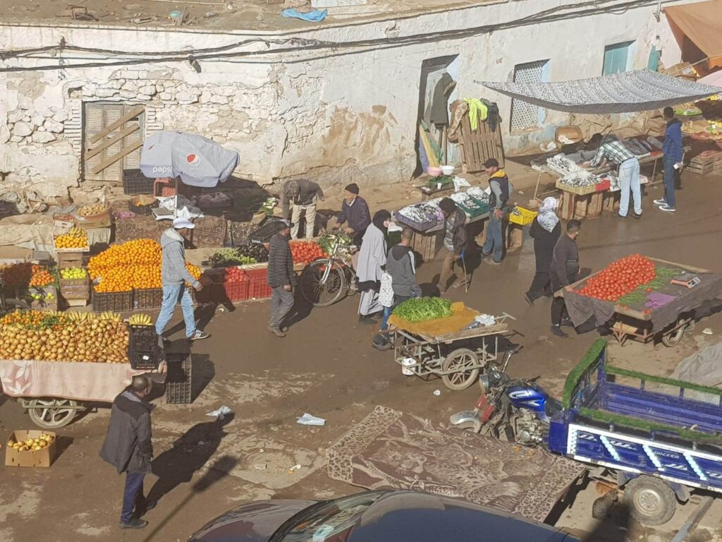 ساكنة إيشوماي بالناظور تشتكي من الفوضى والروائح الكريهة الناتجة عن الأنشطة التجارية غير المهيكلة