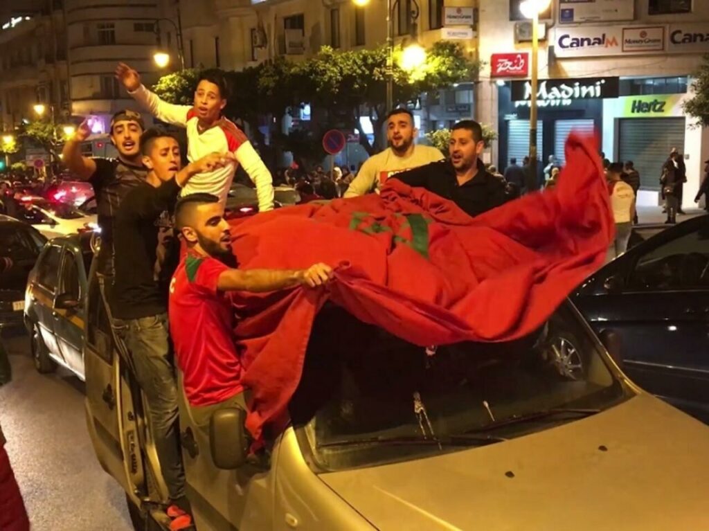 الجالية المغربية في دكار تحتفل بتأهل المنتخب الوطني