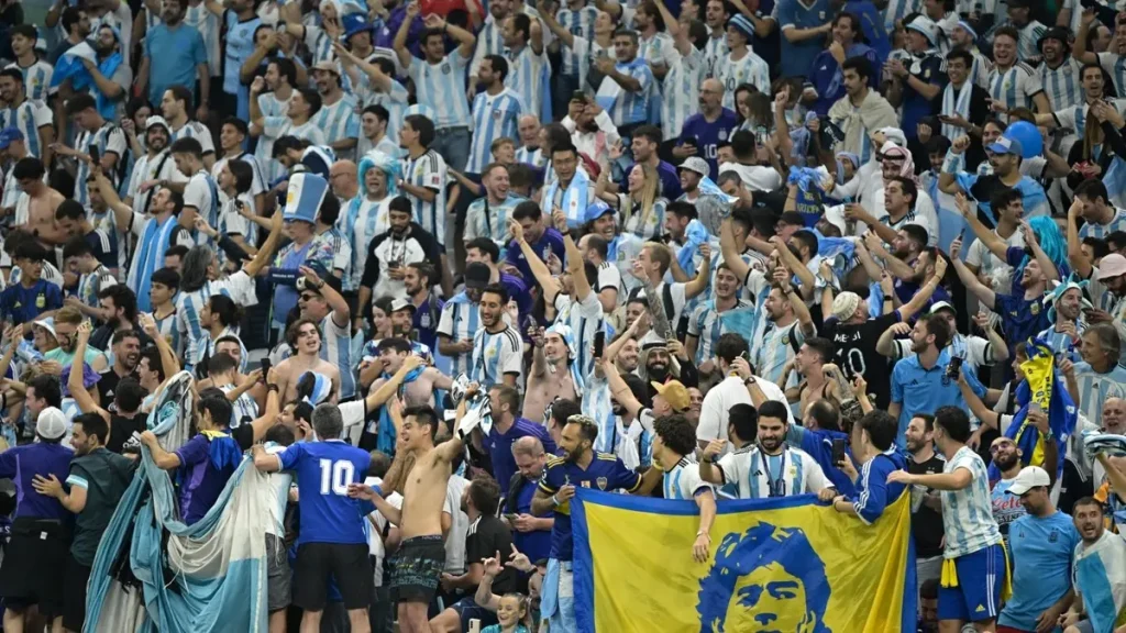 الجماهير الأرجنتينية تحتفل بتتويج المنتخب بكأس العالم في مختلف مدن البلاد