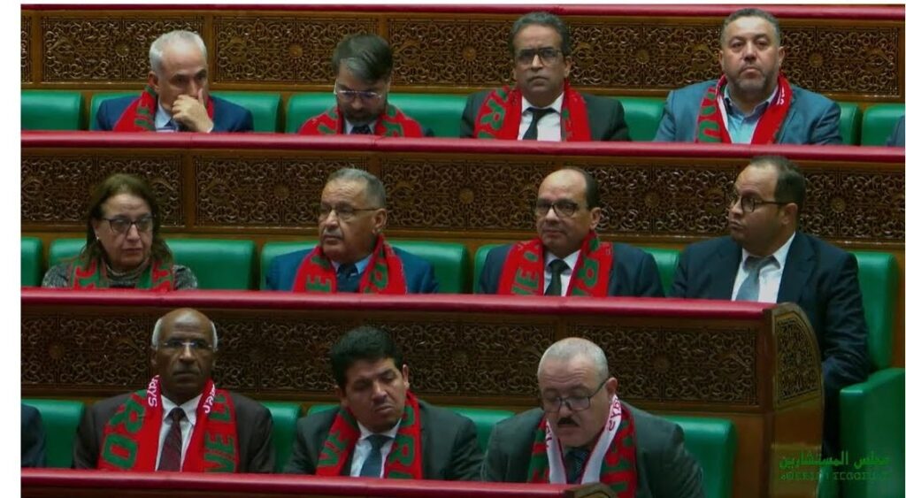 مجلس المستشارين يوزع على أعضائه كوفيات بألوان العلم المغربي تشجيعا للمنتخب