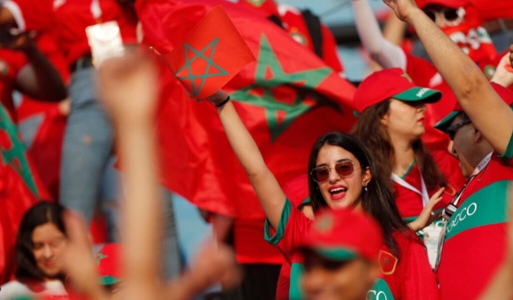 فاس..شوارع مزينة ومقاهي ممتلئة قبل ساعات من مباراة المنتخب