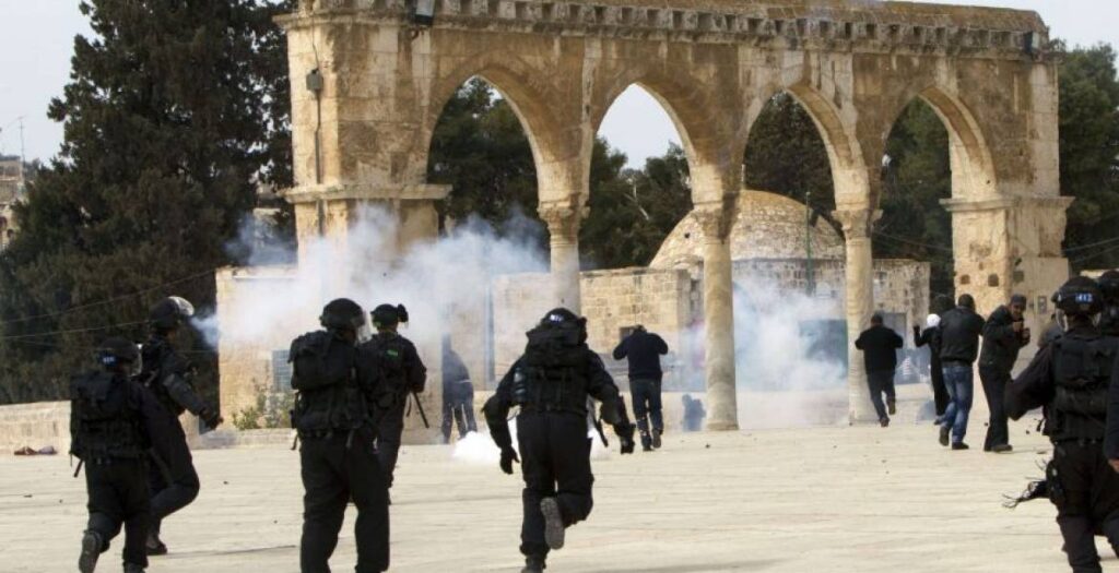 السلطة الفلسطينية تحذر من استمرار الاستفزازات بحق المقدسات الإسلامية والمسيحية