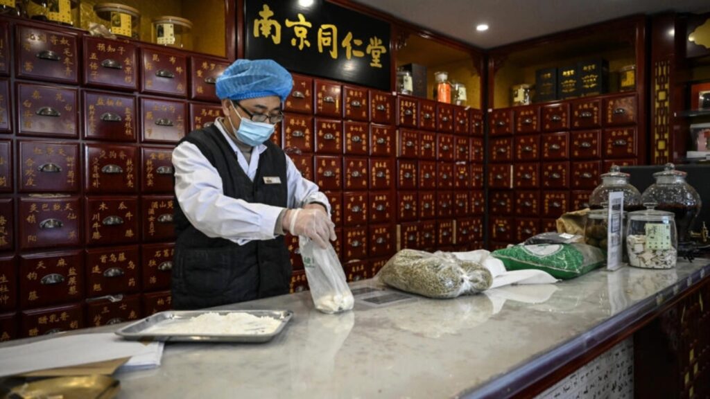 الطب التقليدي ينتشر بصورة متزايدة في الصين لمواجهة كوفيد-19