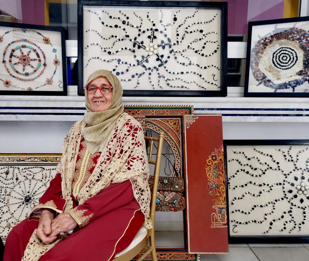 الفنانة خديحة بوكرين تنظم معرضا فنيا للمكفوفين بفاس