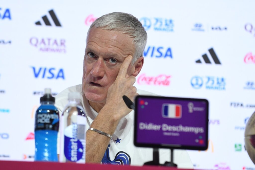 فرنسا تمدد عقد ديشان مع الديكة إلى سنة 2026