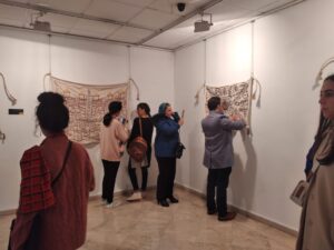 الفنانة بوكرين تفتتح معرضها التشكيلي الخاص بالمكفوفين وضعاف البصر