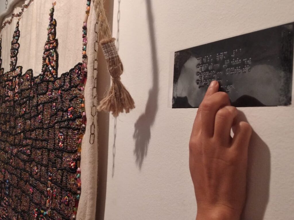 الفنانة بوكرين تفتتح معرضها التشكيلي الخاص بالمكفوفين وضعاف البصر