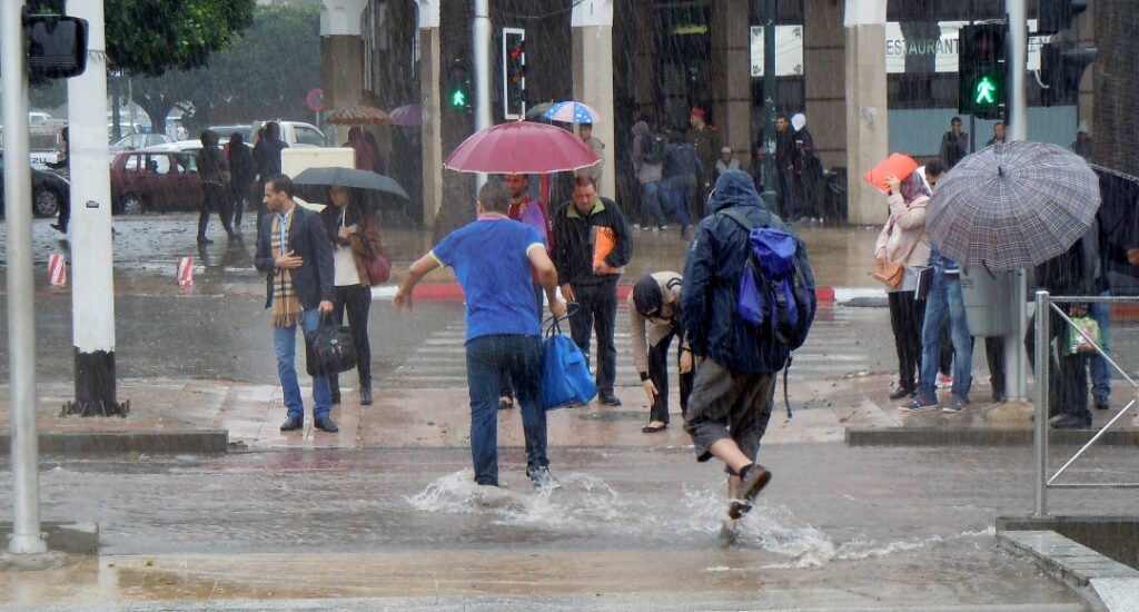 نشرة إنذارية: أمطار قوية محليا رعدية وهبات رياح قوية مرتقبة