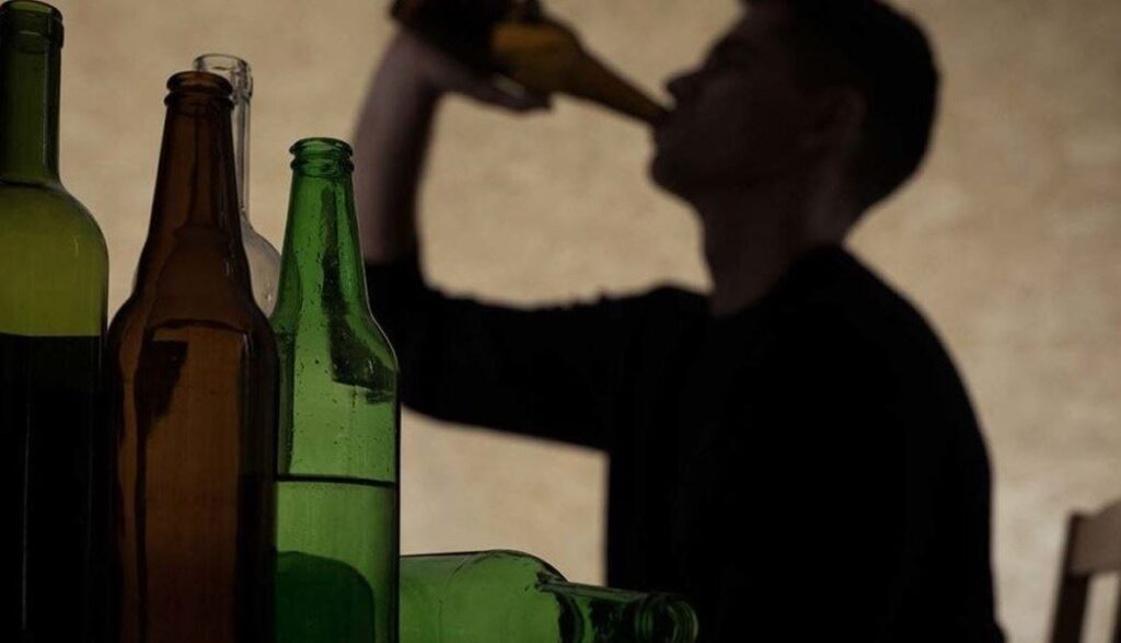 مكناس: توقيف شخصين للاشتباه في تورطهما في حيازة وبيع مواد كحولية مضرة بالصحة العامة والتسبب في وفاة مستهلكيها