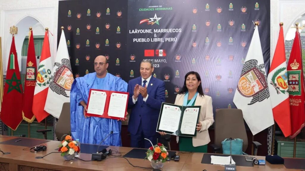 المغرب-البيرو : توقيع اتفاقية توأمة بين العيون وبلدية “بويبلو ليبري”