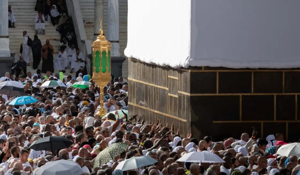 في أول أيام عيد الأضحى.. الحجاج يصلون صلاة العيد ويؤدون “طواف الإفاضة”