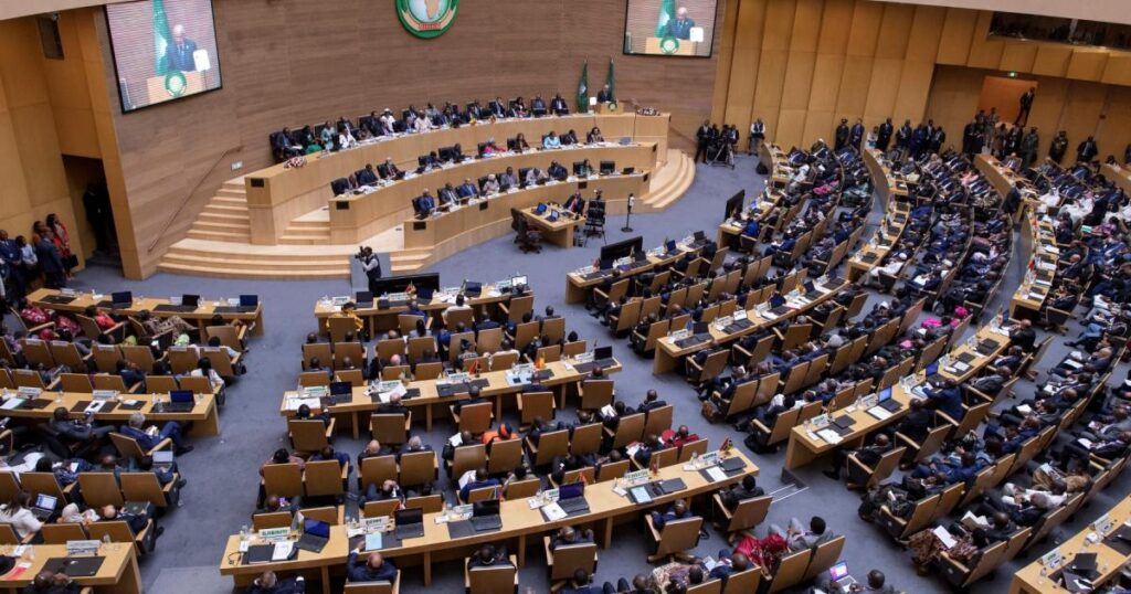 الاتحاد الإفريقي يقرر تعليق عضوية النيجر و”إيكواس” تعارض المرحلة الانتقالية