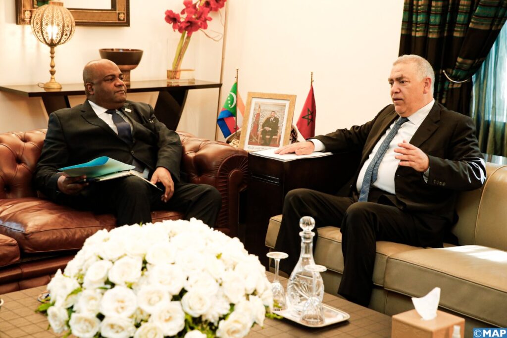 وزير الداخلية يعقد جلسة عمل مع نظيره القمري