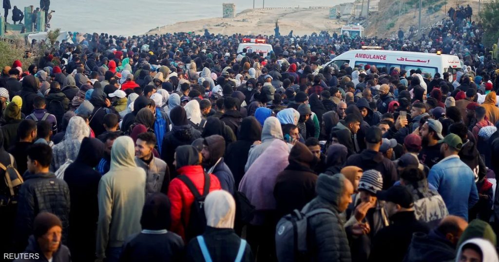 نازحو غزة يتدفقون سيرا على الأقدام إلى الشمال.. حاملين ماتيسر من أمتعتهم