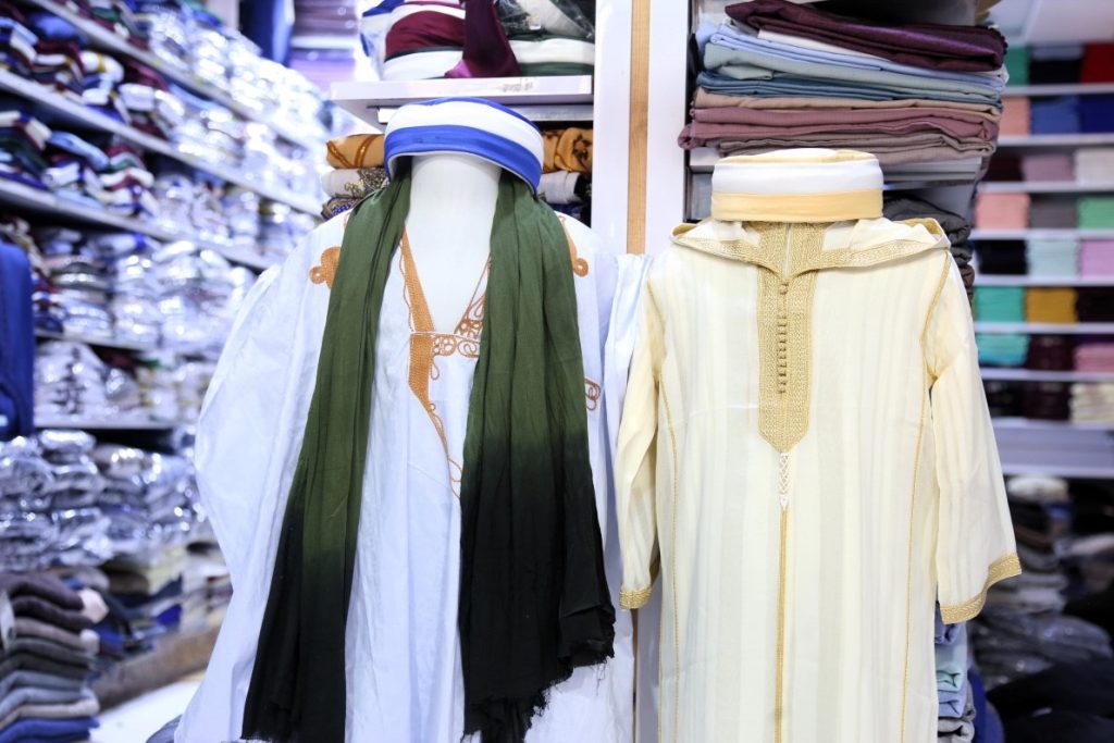 الداخلة: سوق التيرس .. وجهة مفضلة للباحثين عن الأزياء التقليدية النابضة بروح الأصالة