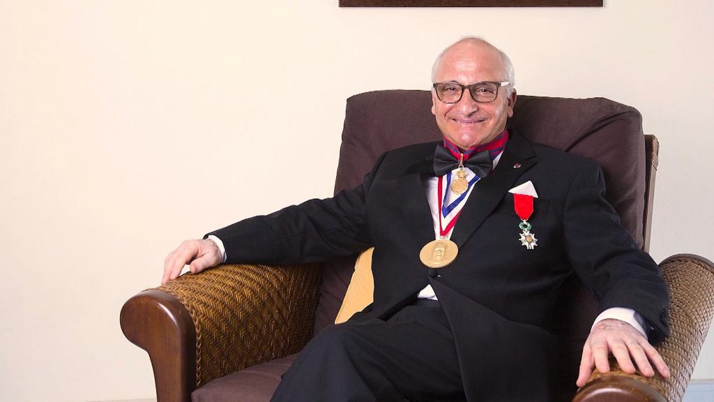 البروفيسور اليازمي في اختراع جديد