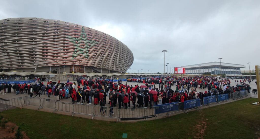 حشود جماهيرية غفيرة بمحيط ملعب الافتتاح قبل ساعات من مباراة المغرب وجزر القمر