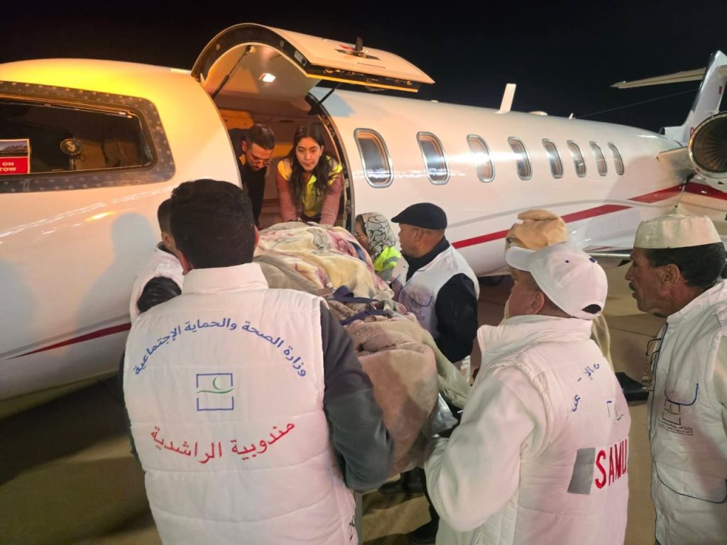 بالصور.. وزارة الصحة تؤمّن نقلاً طبياً مستعجلاً لمريض في وضعية حرجة من الراشيدية إلى طنجة