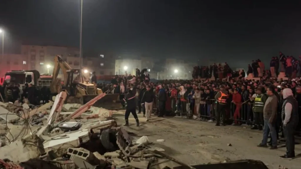 فاس..مصرع 19 شخصا وإصابة 16 في انهيار بنايتين تقطنهما 8 أسر