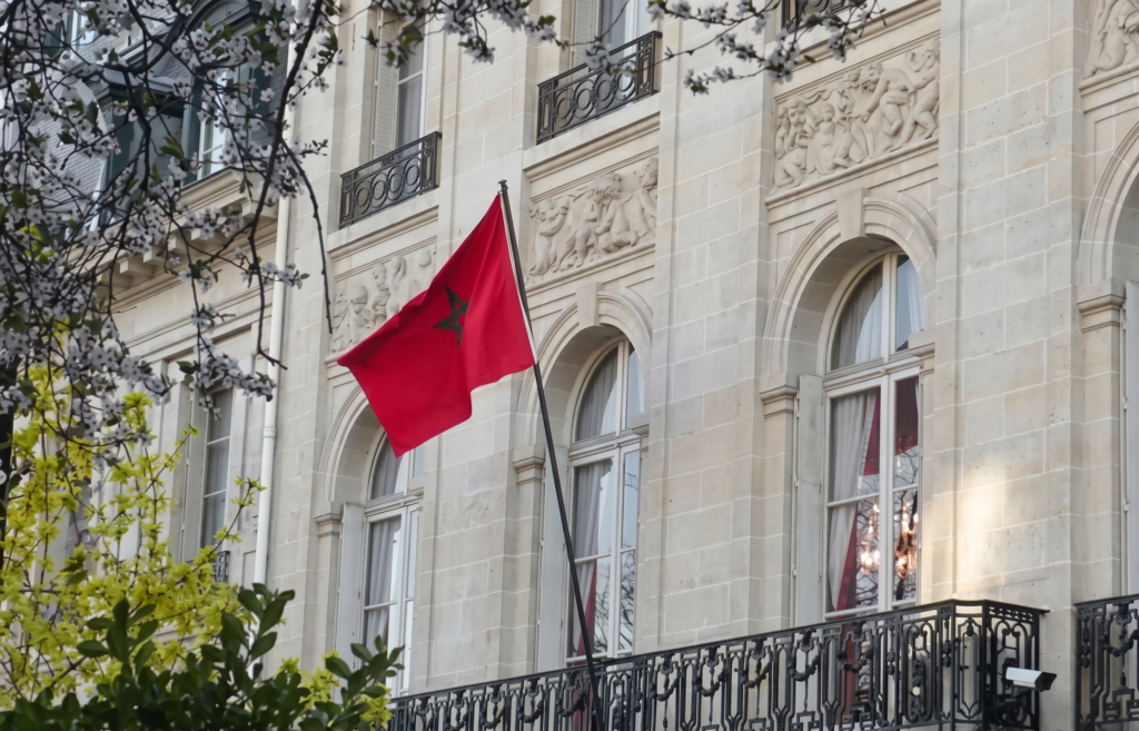 قنصلية المغرب بـباريس تفتح أبوابها لتقريب الخدمات الإدارية من الجالية