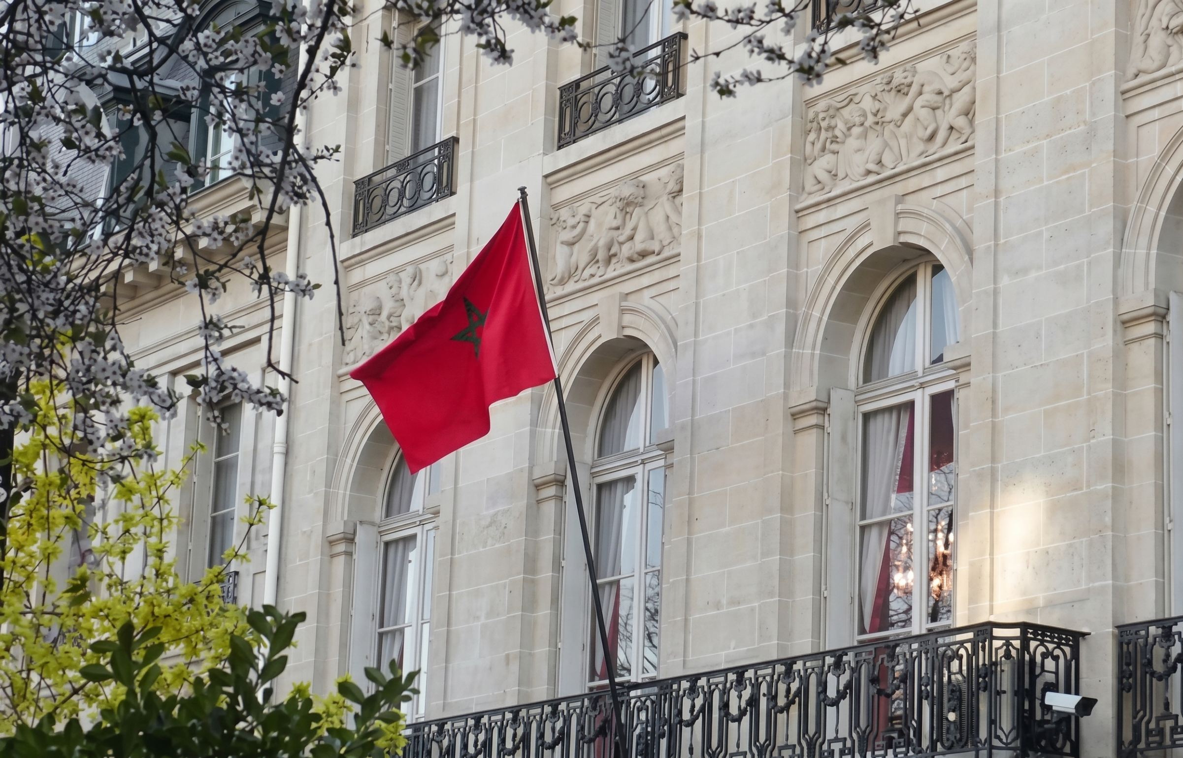 قنصلية المغرب بـباريس تفتح أبوابها لتقريب الخدمات الإدارية من الجالية