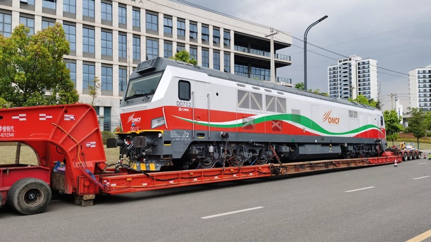 وصول أولى القاطرات الجديدة يعزز تحديث النقل السككي بالمغرب