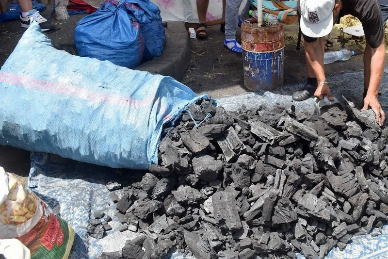 قبل عيد الأضحى.. أسعار الفحم تواصل الارتفاع بالأسواق المغربية