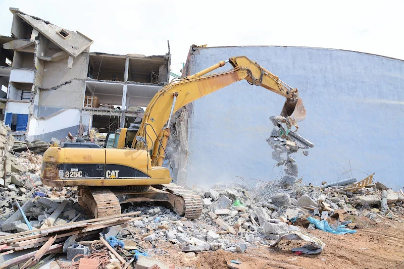 سلطات البيضاء تشرع في جمع مخلفات هدم البنايات بالمدينة القديمة