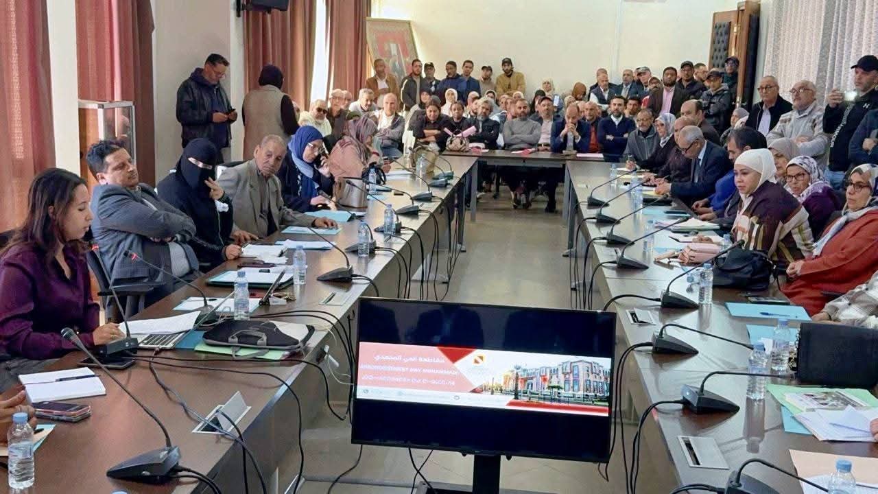 الحي المحمدي بالبيضاء يحتضن اجتماعًا موسعًا لمناقشة البنية التحتية والإنارة والصرف الصحي