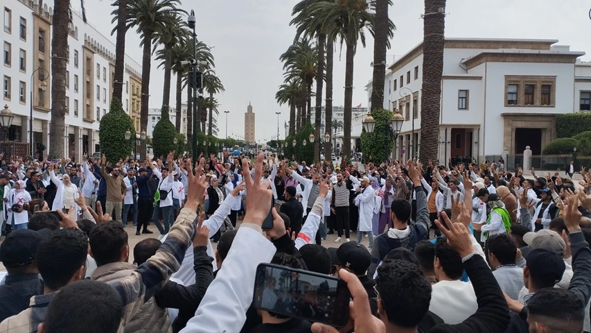 أساتذة التعليم الأولي يصعّدون احتجاجاتهم بوقفات متزامنة في عدد من المدن دفاعاً عن الكرامة والإدماج