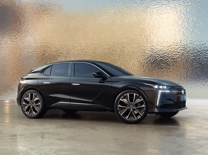“DS Automobiles” تطلق “إن°4” الهجينة بمواصفات تجمع بين الفخامة والأداء الرياضي