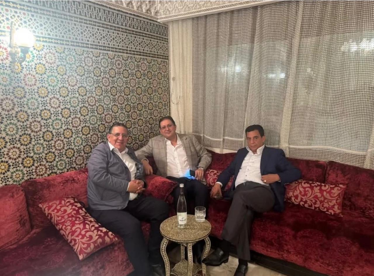 لقاء على إيقاع السياسة والرياضة… هل يقترب هشام آيت منا من الاتحاد الدستوري؟