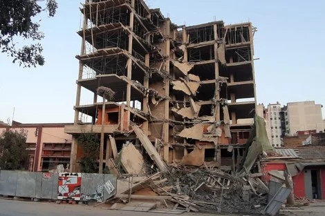 انهيار جدار عمارة متهالكة بالقنيطرة يخلف إصابات ويثير تساؤلات حول شروط السلامة