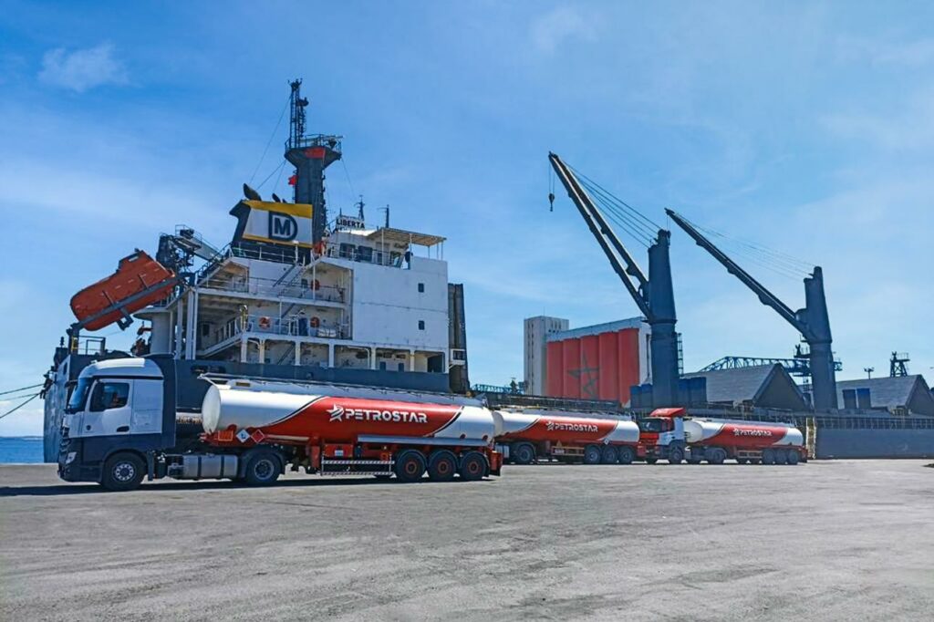 PETROSTAR MAROC تنفذ أول عملية تزويد بحري بين سفينتين بميناء أكادير