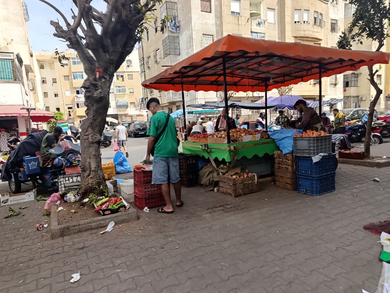 الدار البيضاء.. فوضى الباعة العشوائيين تتواصل بعين السبع وسط استياء الساكنة