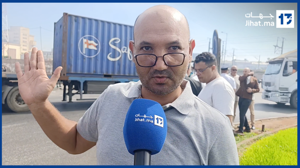 «مدار الموت» بباب 6 بميناء البيضاء.. انقلاب جديد لشاحنة ومهنيو النقل يكشفون تفاصيل الخطر